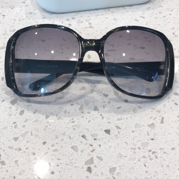 Marc Jacobs black and gold sunglasses - Picture 2 of 5
